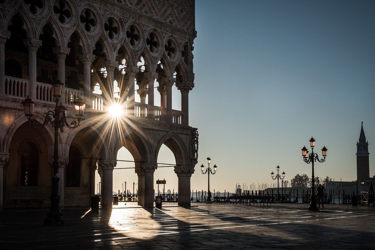Markusplatz in Venedig im Licht der aufgehenden Sonne