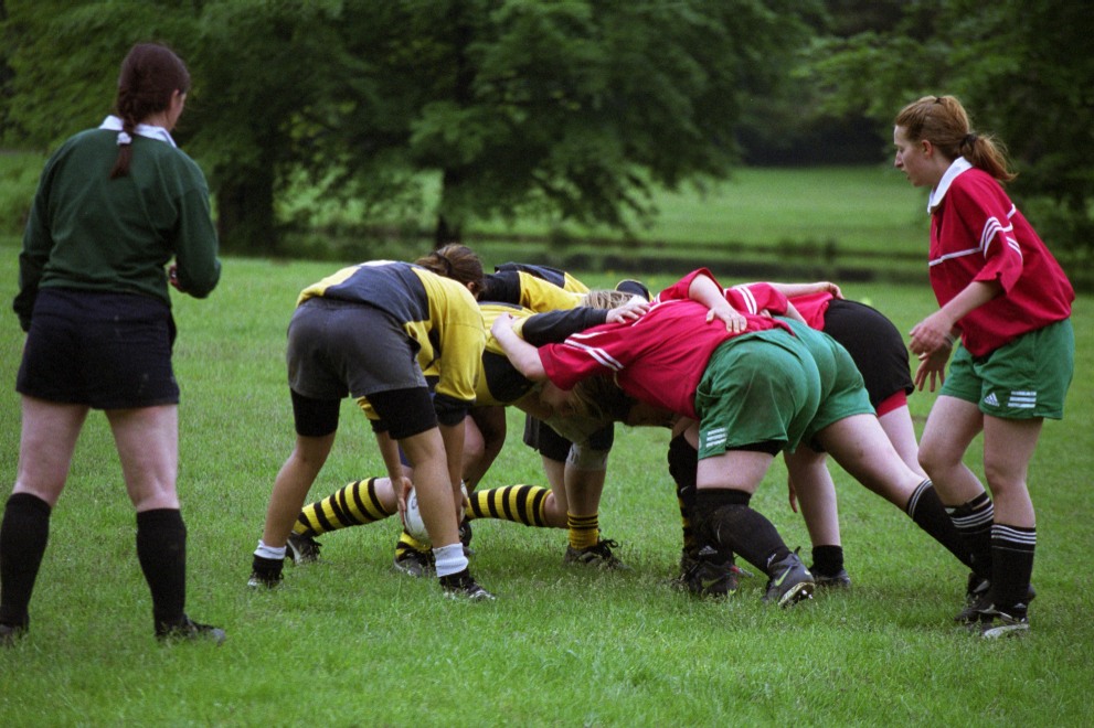 Rugby Scrum: Auf diesem Bild sieht man ein Gedränge im 7-ner Frauen-Rugby. Auf dem Bild sind Spielerinnen des Bocholter Wassersportvereins und des Gastvereins zu sehen.