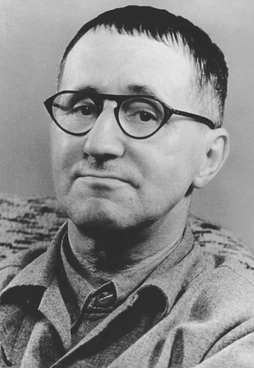 Schwarz-Weiß-Portrait von Bertolt Brecht aus dem Jahr 1954