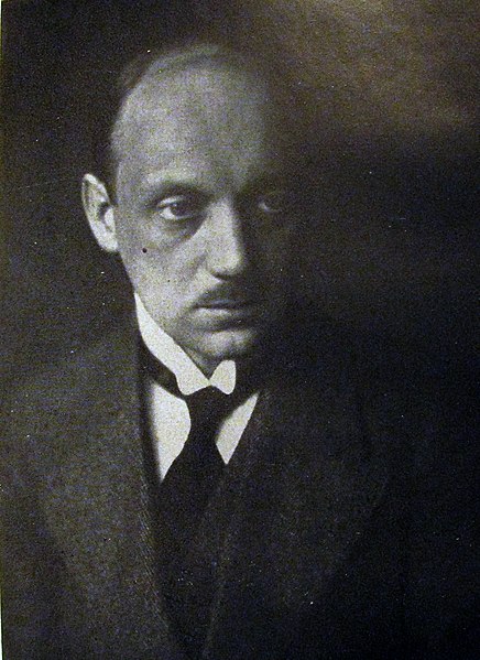 Portrait- Aufnahme von Georg Kaiser in Schwarz-Weiß aus dem Jahr 1921