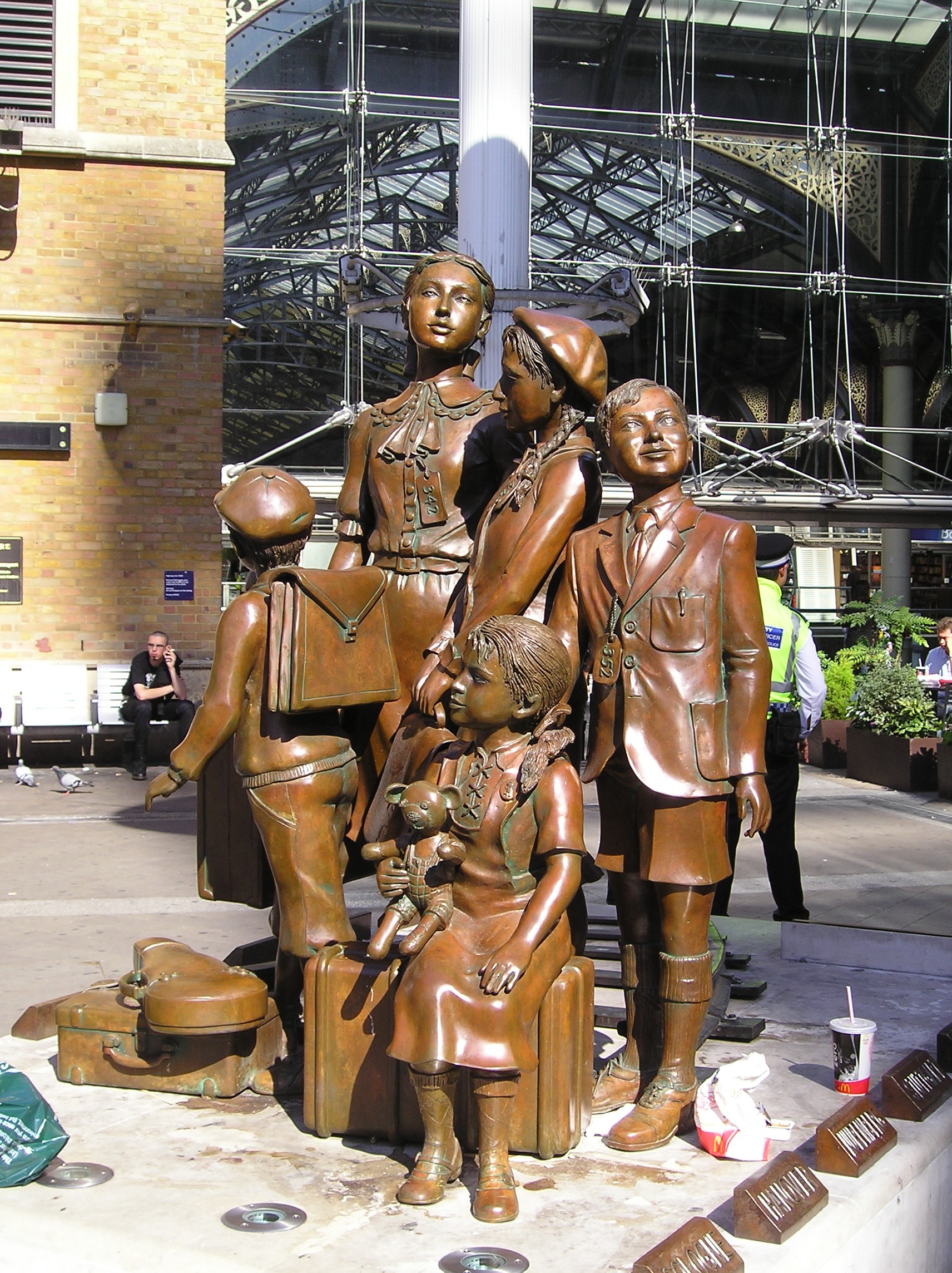 Fotografie von Frank Meislers Denkmal über den Kindertransport vor der Liverpool Street Station