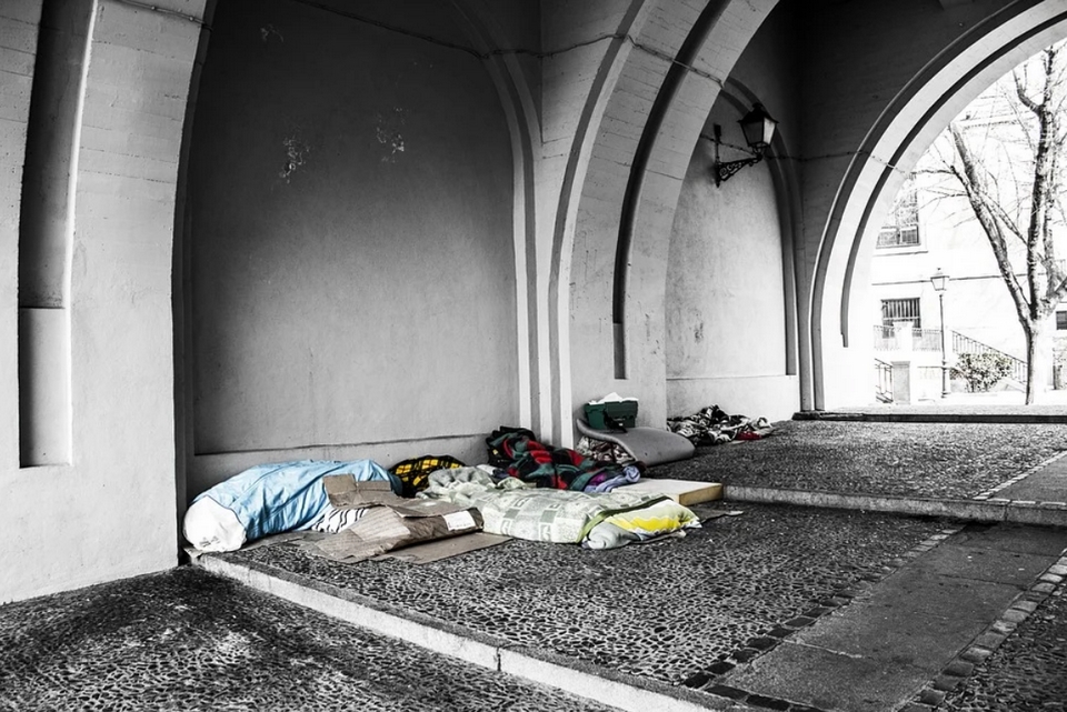 Armut: Blick auf einfaches Übernachtungsquartier unter einer Brücke