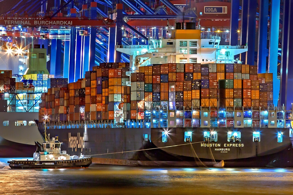 Großes Containerschiff in nächtlicher Hafenanlage