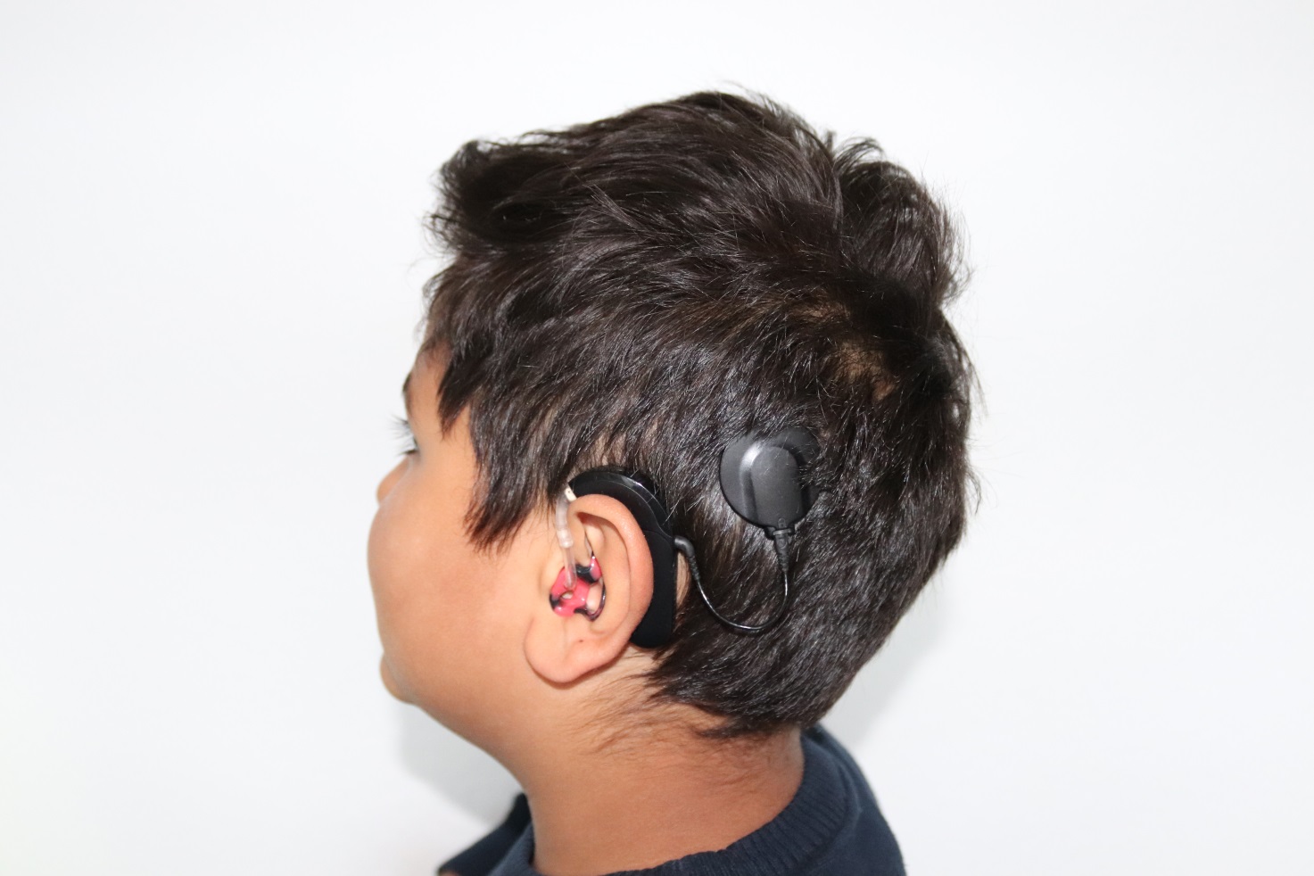Ein Schüler mit einem Cochlea-Implantat
