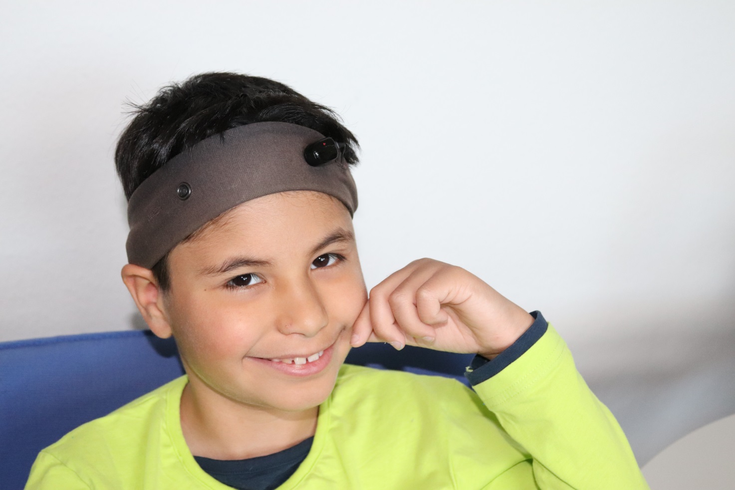 Ein Schüler mit Knochenleitungshörgerät (Stirnband)