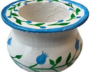 Handbemalter weißer Kerzenhalter aus Ton mit blau-grünem Blumenmuster und blauem Rand.