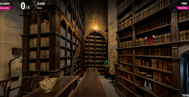 Virtuelle Bibliothek mit hohen Bücherregalen, einer Leiter und mehreren auffälligen Gegenständen, darunter eine goldene Schale, eine grüne Lampe sowie rote und silberne Objekte in den Regalen.