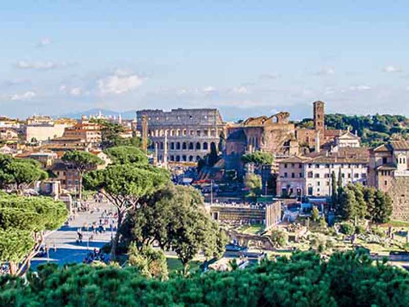 Das Bild zeigt einen Blick auf das Kolosseum und das Forum Romanum in Rom, Italien – ein beeindruckendes Panorama über die Überreste der antiken römischen Zivilisation. Das Kolosseum ist eines der bekanntesten Bauwerke der Welt und Symbol der römischen Geschichte.