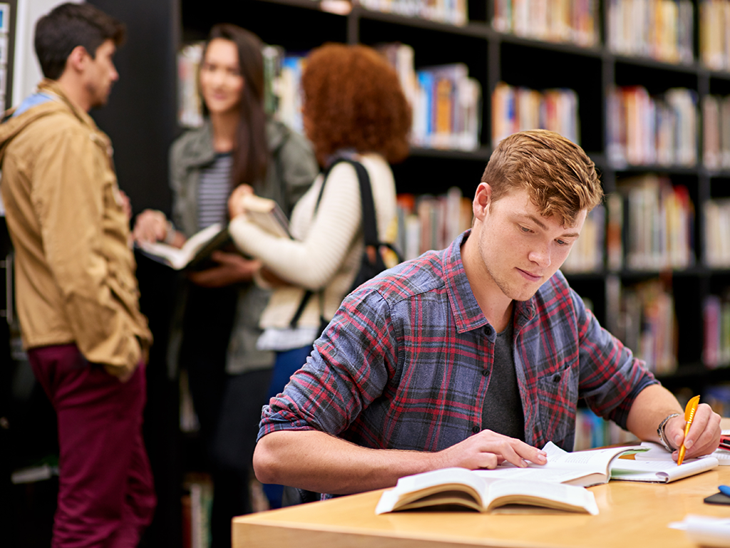 Wahlzettel wird in eine Wahlurne geworfen