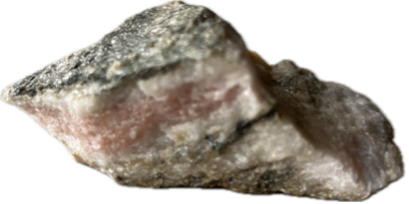 Das Bild zeigt einen unregelmäßig geformten Stein mit einer Mischung aus grauen, weißen und rosa Bereichen