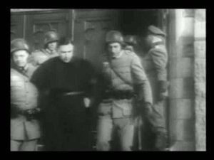Gefangenennahme eines Priesters durch deutsche Soldaten vor einer Kirche