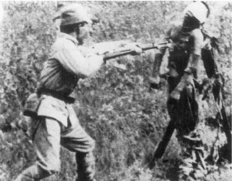 Japanischer Soldat übt Bajonettkampf an einem toten Chinesen