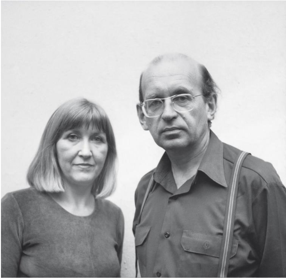 Selbstportrait der Künstler Bernd & Hilla Becher in Schwarz-Weiß aus dem Jahr 1985