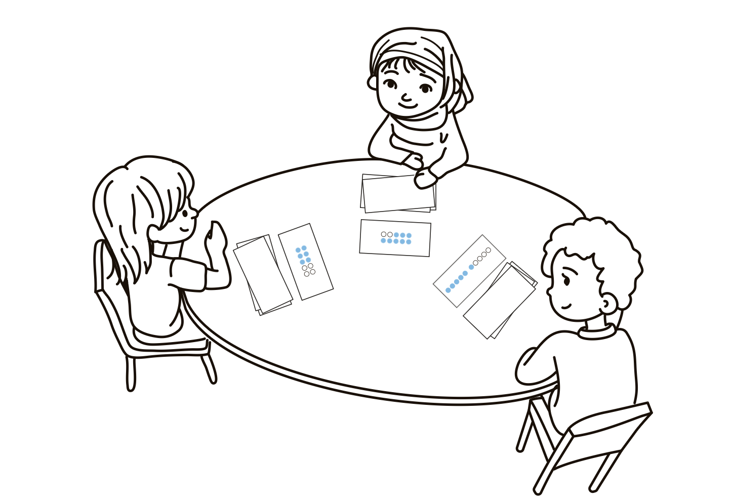 Zeichnung Vogelperspektive: drei Kinder sitzen an einem Tisch, vor ihnen liegen aufge- und verdeckte Punktebilder