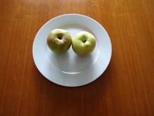 2 Äpfel auf Teller