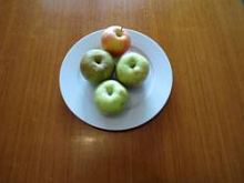 4 Äpfel auf Teller