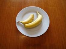 2 Bananen auf Teller