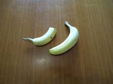 2 grünliche Bananen 