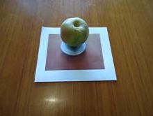 Apfel auf kleinem Teller und Serviette