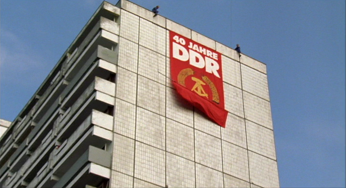 Plattenbaufassade mit 40 Jahre DDR Banner