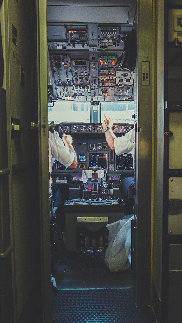 Sicht auf ein Cockpit in einem Fluzeug.