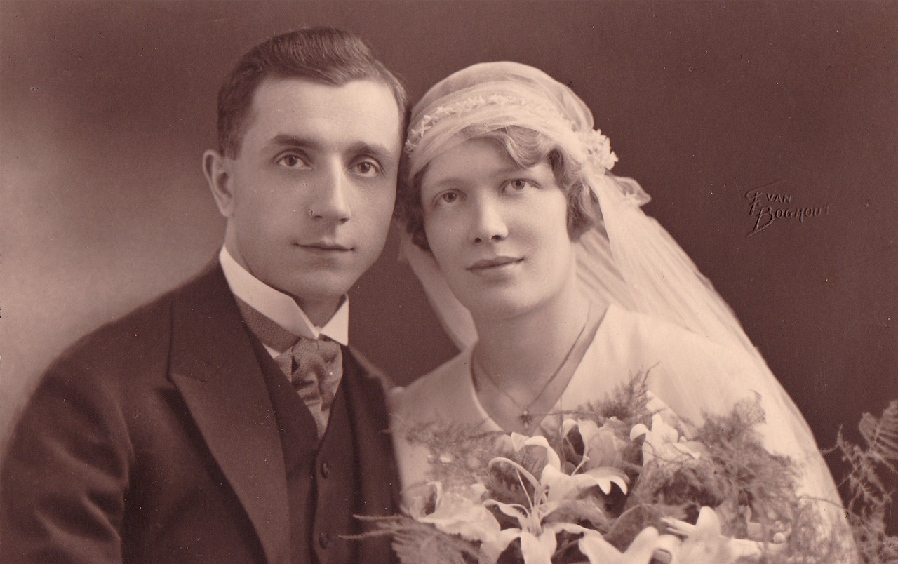 Altes Schwarz-weiß Foto eines Brautpaares